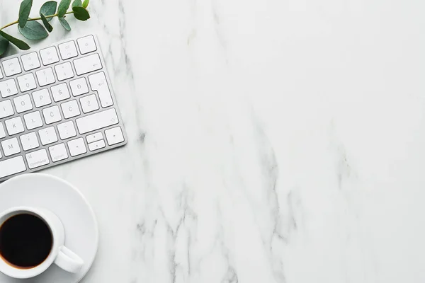 Composición Empresarial Con Teclado Ordenador Blanco Taza Café Planta Eucalipto — Foto de Stock