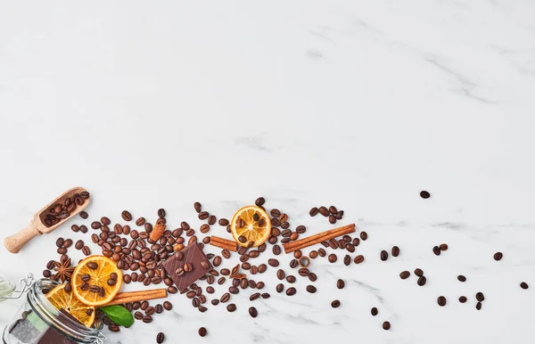 Kaffe Glasburk Med Bönor Choklad Torkade Apelsiner Anis Och Kanelstänger — Stockfoto