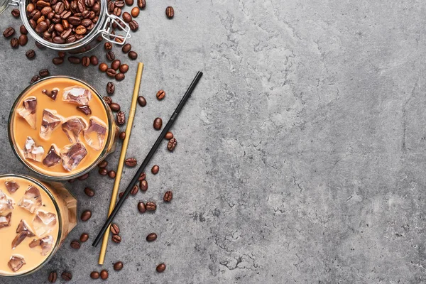 초콜릿 바닐라 유리에 아이스 유리에 아이스 커피와 콘크리트 바탕에 용기에 — 스톡 사진