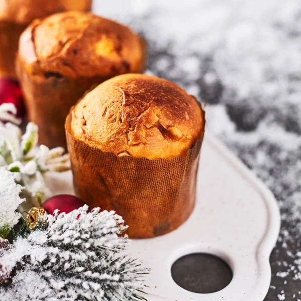 Panettone Natal Tradicional Com Passas Frutas Secas Prato Branco Com — Fotografia de Stock