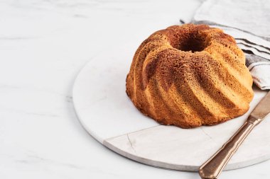 Vanilya ve çikolata mermer kek mermer plaka beyaz mermer masa üzerinde metin için kopya alanı ile hizmet veren eski bıçak ile.