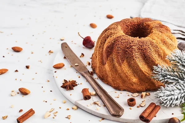 Tarta Mármol Vainilla Chocolate Rodeada Canela Anís Avellana Migas Naranja — Foto de Stock