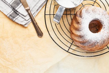 Mermer kek üzerine pudra şekeri ile soğutma rafa kagit üzerinde Fransız. Tatil fırın arka plan. Metin kopyalama yeri olan üstten görünüm.