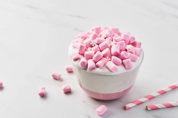 Cioccolata Calda Cacao Con Panna Montata Caramelle Marshmallow Rosa Tazza — Foto Stock