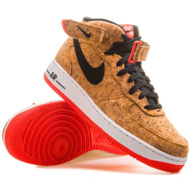 Vienna, Avusturya - 14 Haziran 2017: beyaz zemin üzerine izole Nike Air Force 1 orta 07 Cork spor ayakkabı