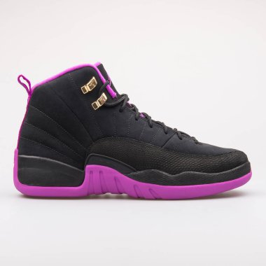 Vienna, Avusturya - 14 Haziran 2017: gri arka plan üzerinde izole Nike Air Jordan 12 Retro Og siyah ve mor spor ayakkabı