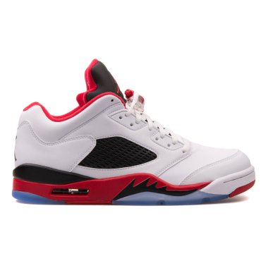 Vienna, Avusturya - 14 Haziran 2017: beyaz zemin üzerine izole Nike Air Jordan 5 Retro düşük beyaz, siyah ve kırmızı spor ayakkabı