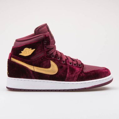 Vienna, Avusturya - 14 Haziran 2017: Nike Air Jordan 1 Retro yüksek prim Hc Bordo ve altın spor ayakkabı beyaz arka plan üzerinde izole Gg