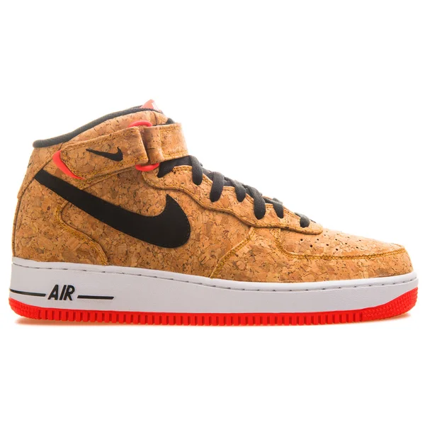 Gelbe Nike Air Force Sneaker auf gelbem Hintergrund Gelbe Nike Air Force Sneaker auf gelbem Hintergrund