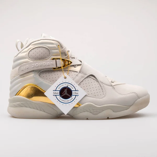 Vienna Oostenrijk Juni 2017 Nike Air Jordan Retro Gouden Sneaker — Stockfoto