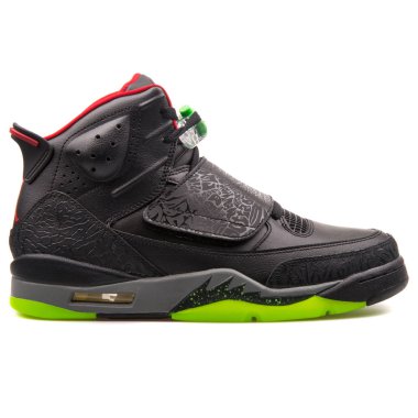 Vienna, Avusturya - 14 Haziran 2017: beyaz zemin üzerine izole Nike Jordan oğlu, siyah ve yeşil spor ayakkabı