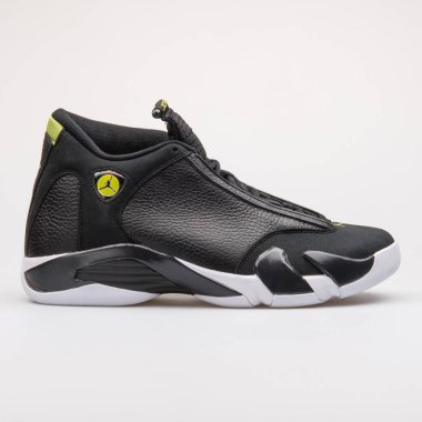 Vienna, Avusturya - 14 Haziran 2017: gri arka plan üzerinde izole Nike Air Jordan 14 Retro siyah spor ayakkabı