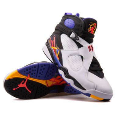 Vienna, Avusturya - 14 Haziran 2017: beyaz zemin üzerine izole Nike Air Jordan 8 Retro beyaz, siyah ve mor spor ayakkabı