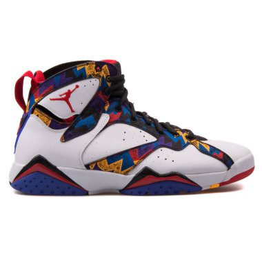 Vienna, Avusturya - 14 Haziran 2017: Nike Air Jordan 7 Retro beyaz spor ayakkabı beyaz arka plan üzerinde izole