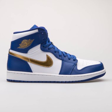 Vienna, Avusturya - 14 Haziran 2017: gri arka plan üzerinde izole Nike Air Jordan 1 Retro yüksek mavi ve beyaz spor ayakkabı