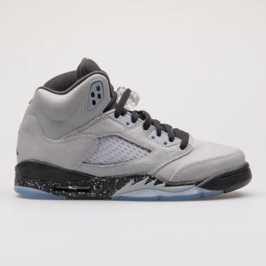 Vienna, Avusturya - 14 Haziran 2017: Nike Air Jordan 5 Retro üzerinde gri arka plan gri ve siyah spor ayakkabı izole Gg