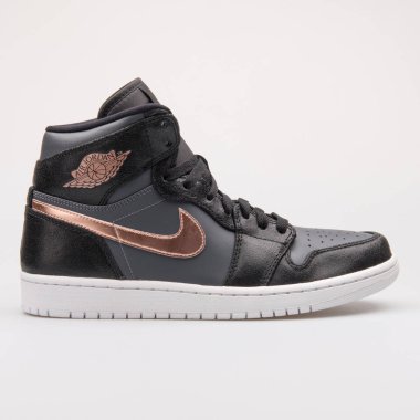 Viyana, Avusturya - 14 Haziran 2017: Nike Air Jordan 1 Retro yüksek siyah, gül izole gri arka plan üzerinde altın ve beyaz spor ayakkabı
