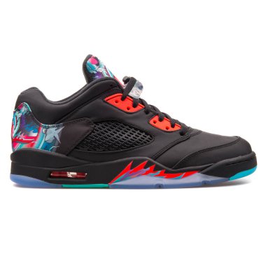 Vienna, Avusturya - 14 Haziran 2017: beyaz zemin üzerine izole Nike Air Jordan 5 Retro düşük Cny siyah spor ayakkabı