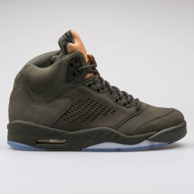 Vienna, Avusturya - 14 Haziran 2017: gri arka plan üzerinde izole Nike Air Jordan 5 Retro Premium yeşil spor ayakkabı
