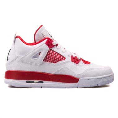 Vienna, Avusturya - 14 Haziran 2017: beyaz zemin üzerine izole Nike Air Jordan 4 Retro Bg beyaz ve kırmızı spor ayakkabı