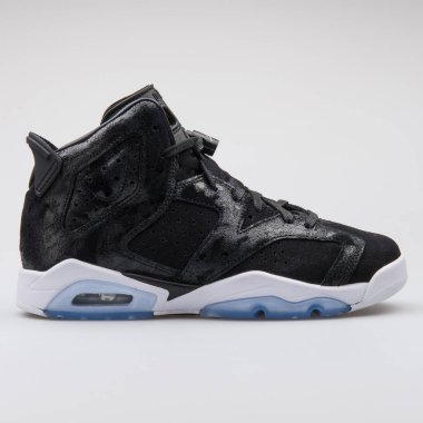 Vienna, Avusturya - 14 Haziran 2017: gri arka plan üzerinde izole Nike Air Jordan 6 Retro Premium Hc Gg siyah spor ayakkabı