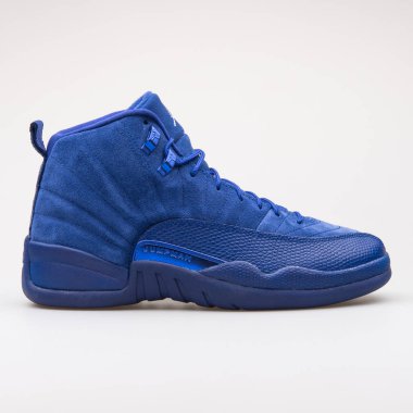 Vienna, Avusturya - 14 Haziran 2017: gri arka plan üzerinde izole Nike Air Jordan 12 Retro mavi spor ayakkabı