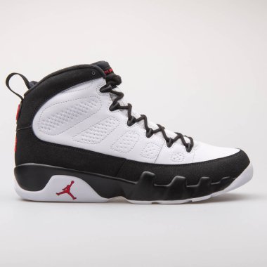 Vienna, Avusturya - 14 Haziran 2017: gri arka plan üzerinde izole Nike Air Jordan 9 Retro siyah beyaz spor ayakkabı