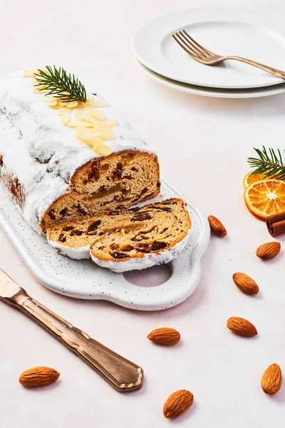 Bolo Natal Roubado Com Açúcar Confeiteiro Maçapão Amêndoas Passas Prato — Fotografia de Stock