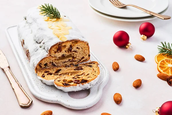 Pastel Navidad Stollen Con Azúcar Glaseado Mazapán Almendras Pasas Plato — Foto de Stock