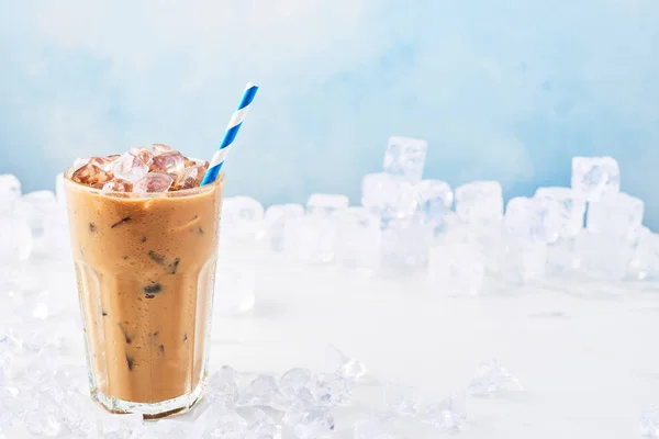 Літня Кава Морозивом Високій Склянці Соломою Оточеною Льодом Білому Мармуровому — стокове фото