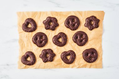 Taze pişmiş Noel gingerbread çerezleri çikolata sosu ile