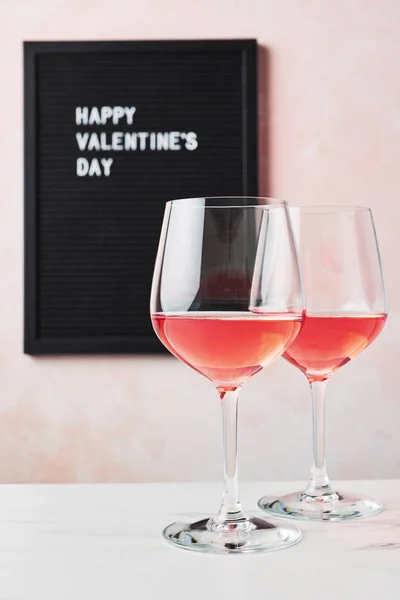 День Святого Валентина Стакан Розового Вина Белом Мраморном Столе Черная — стоковое фото