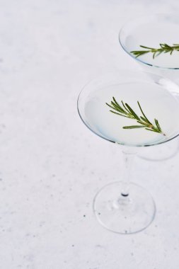 Yaz içeceği. Biberiye veya köpüklü cin ve beyaz noktalı arka planda limonata yaz alkollü kokteyl serinletici. Üstten görünüm. Metin için yer kopyalayın. Seçici odak.