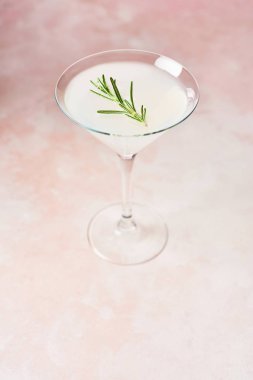 Yaz içeceği. Biberiye veya köpüklü cin ve pembe limonata yaz alkollü kokteyl serinletici. Üstten görünüm. Metin için yer kopyalayın. Seçici odak.