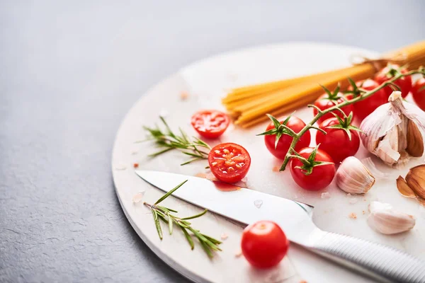 Tło Włoski Żywności Spaghetti Niegotowane Integralną Pomidor Rozmaryn Czosnek Himalajski — Zdjęcie stockowe