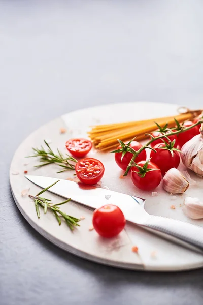 Włoskie Tło Żywnościowe Niegotowane Integralną Spaghetti Pomidor Rozmaryn Czosnek Sól — Zdjęcie stockowe