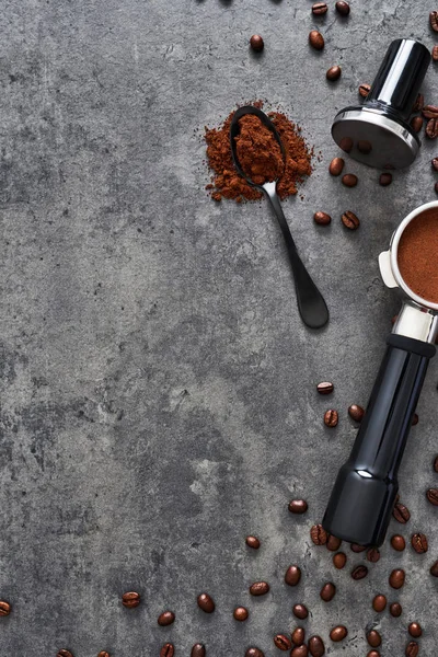 Ovanifrån Kaffe Bakgrund Blandade Kaffebönor Malet Kaffe Portafiltret Och Manipulera — Stockfoto