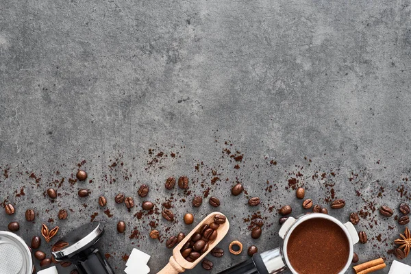 Ovanifrån Kaffe Bakgrund Blandade Kaffebönor Malet Kaffe Portafiltret Och Manipulera — Stockfoto