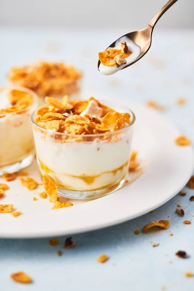 Hälsosam Frukost Eller Dessert Läckra Flingor Med Yoghurt Mandel Och — Stockfoto