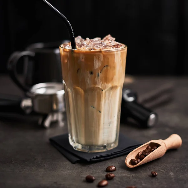 Café Gelado Com Creme Copo Alto Grãos Café Portafilter Adulteração — Fotografia de Stock