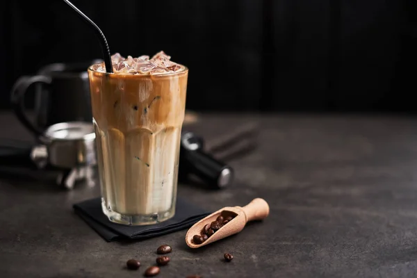 Café Gelado Com Creme Copo Alto Grãos Café Portafilter Adulteração — Fotografia de Stock