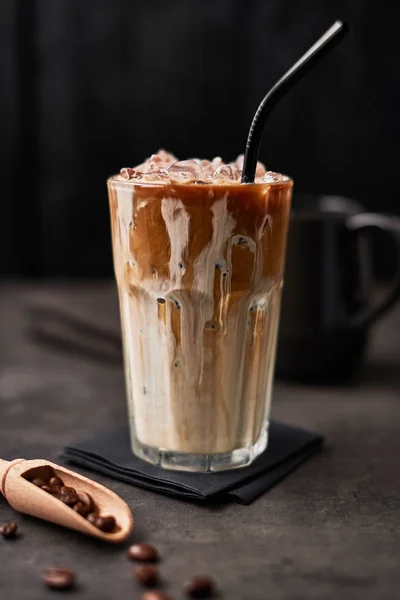 Café Helado Con Crema Vaso Alto Granos Café Sobre Mesa — Foto de Stock