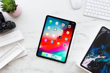 Zagreb, Hırvatistan - 18 Şubat 2019: Apple ipad Pro 11 inç Apple kalem 2 beyaz mermer zemin üzerinde. Yeni ipad Pro 11 inç ve Apple kalem kutuları ile çevrili 2 açıldı. Üstten Görünüm.