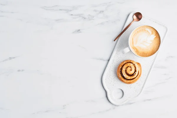 Freshly Baked Cinnamon Roll Spices Cocoa Filling Coffee Cappuccino Latte — Stock Photo, Image
