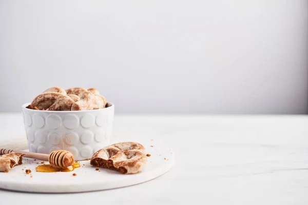 Galletas Jengibre Tradicionales Chtristmas Hechas Jengibre Miel Canela Con Glaseado —  Fotos de Stock