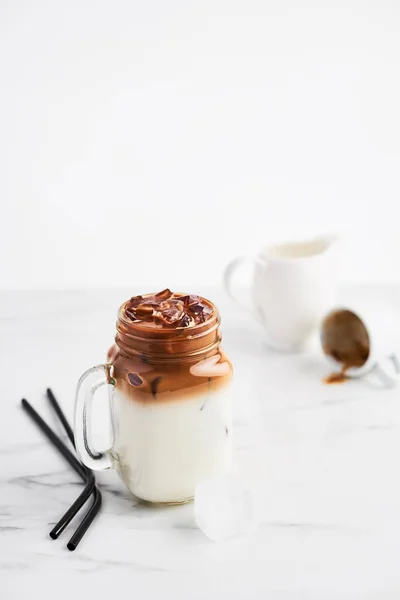 Café helado con leche en tarro de albañil — Foto de Stock