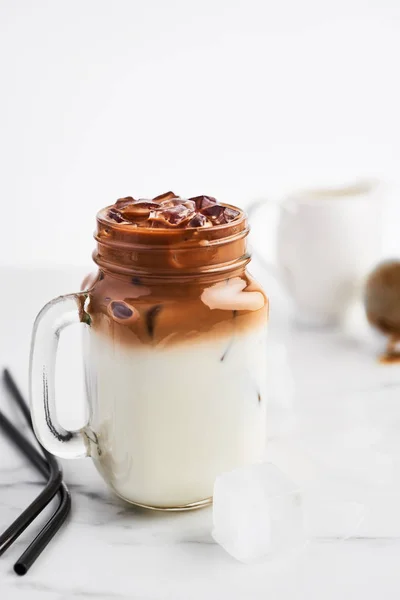 Café de gelo com leite em jarra de pedreiro — Fotografia de Stock