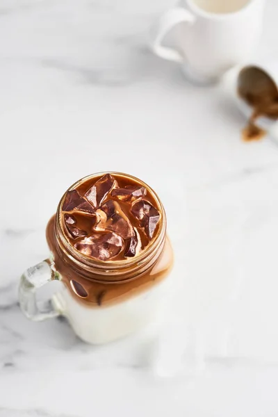 Café helado con leche en tarro de albañil — Foto de Stock