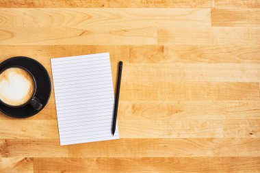 Fincan kahve ya da kapuçino kağıt boş bir levha ile