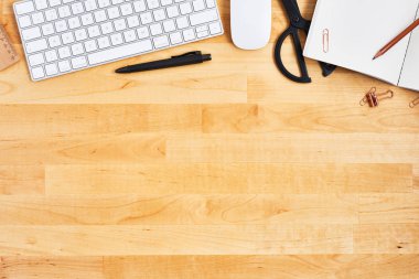 Ahşap ofis Resepsiyon Masaları boş defter, bilgisayar ve supp